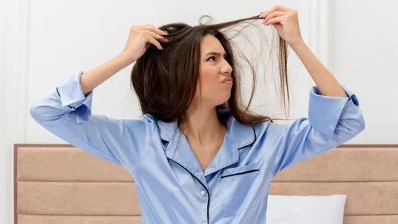 Healthy Hair: हेल्थी बालों के लिए रात को सोने से पहले अपनाएं यह आदतें