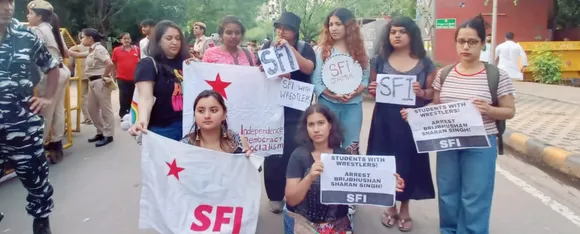 Wrestlers Protest: दिल्ली में बढ़ा प्रदर्शन, छात्र और महिलाएं आए आगे