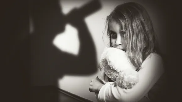 Childhood Trauma: बचपन के सदमे का रिश्ते पर क्या असर पड़ता है?