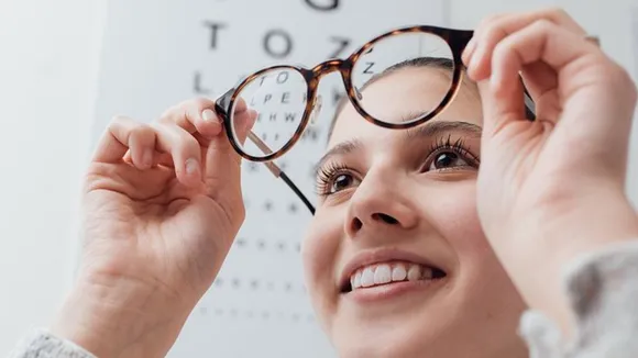 Eyesight को इंप्रूव करने के लिए डाइट में शामिल करे यह 6 खाद्य पदार्थ