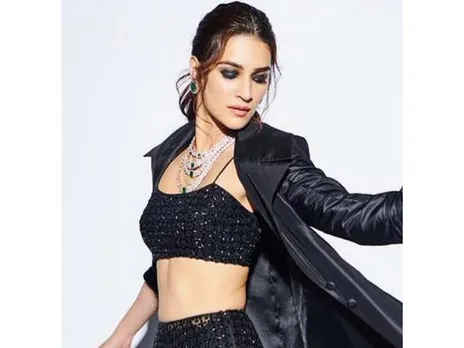 Bollywood: कृति सेनन के 5 ट्रेंडिंग ब्लैक फैशन लुक