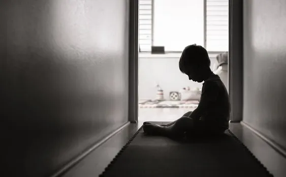Childhood Trauma: 7 चीज़ें जो पुश करती है बच्चों को इस तरफ