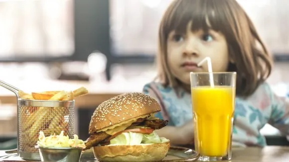 Junk Food: बच्चों को जंक फूड की आदत से कैसे बचाएं?