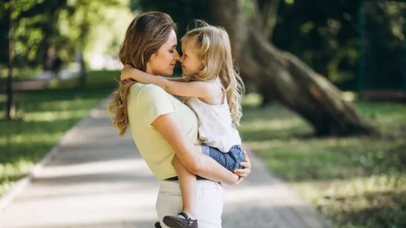 Parenthood: क्यों माता-पिता को बच्चों के प्रति प्रेम प्रकट करना आवश्यक है?