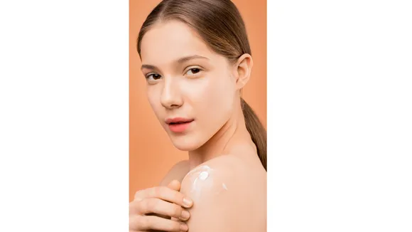 Glossy Skin: ग्लौसी स्किन पाने के लिए लगाएं यह 5 चीजें