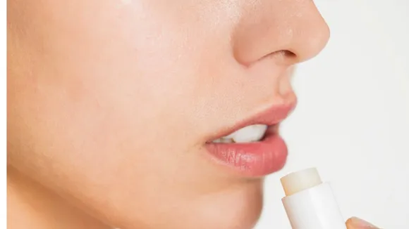 Dry Lips: बार-बार लिप बाम लगाने के बावजूद हैं लिप्स ड्राई तो अपनाएं ये टिप्स