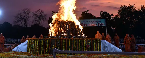 क्यों बेटियां अंतिम संस्कार नहीं कर सकती हैं?