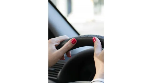 Female Driving: क्या सच में महिलाएं अच्छी ड्राइवर नहीं होती?