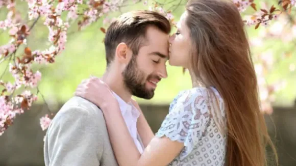 Kiss Types: जानें किस या चुंबन के प्रकार और उनसे जुड़े रिश्ते