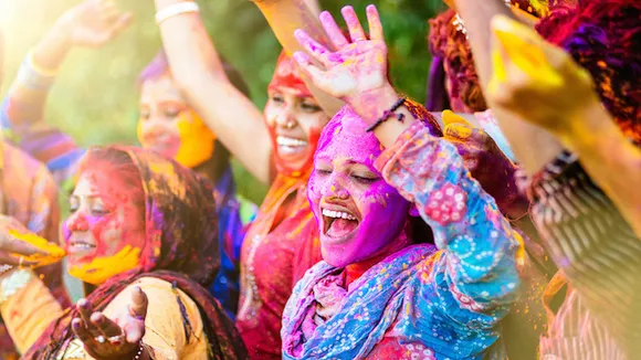 अधिक सुरक्षित और मज़ेदार होली मनाने के लिए महिलाओं को कुच्छ सुझाव