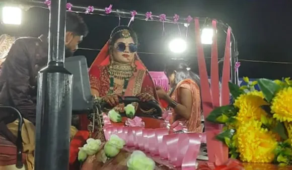 Tractor Bride Viral Video: ट्रैक्टर पर दुल्हन, इंटरनेट पर फैली सनसनी 