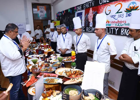 Senior Chef sharing his feedback with the participant chefs