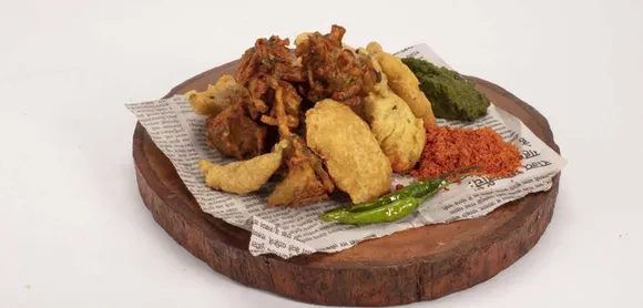 Enjoy the heartening combo of Tapri-style chai-pakodas this monsoon season now at Mumbai International Airport