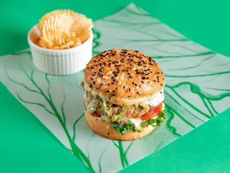 The iconic Woodside Inn relaunches the Woodside Burger Shop, delivering ‘Freshly Flipped!’ burgers packed with flavor to your doorstep! 