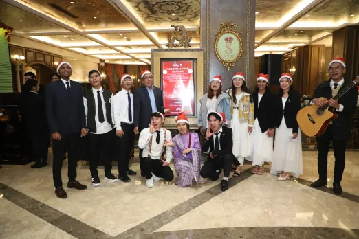 Radisson Blu MBD Noida Sparkles with Festive Spirit Spectacular Tree Lighting Ceremony Marks the Start of the Season