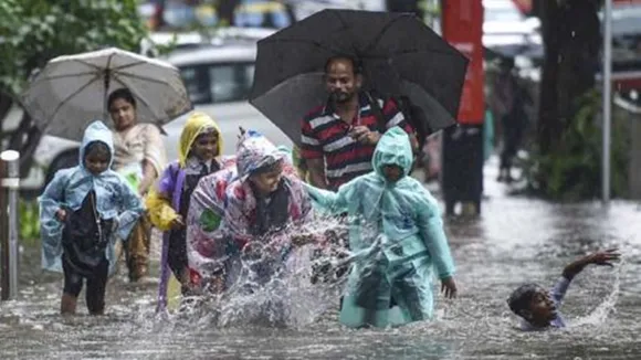 Cyclone Dana: ঘূর্ণিঝড় আতঙ্কে রাজ্য়ের ৯টি জেলায় স্কুল বন্ধ