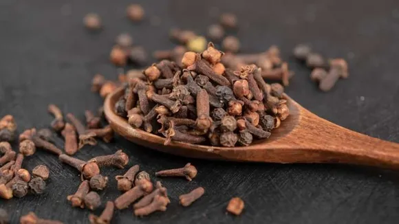 Clove Health Benefits: লবঙ্গ দেখতে ছোট হলেও খুব উপকারী