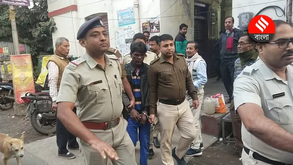 Gurap rape and murder case: ফাঁসি সাজা ঘোষণার পর আদালত থেকে আসামীকে বের করে নিয়ে যাচ্ছে পুলিশ