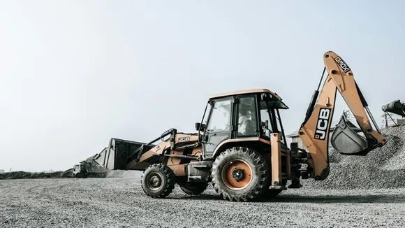 JCB History: কীভাবে ভারতে এল JCB? বুলডোজার কেন বলে একে?