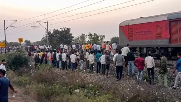 Jalgaon Train Accident News: এক চা বিক্রেতা পুষ্পক এক্সপ্রেস ট্রেনে আগুনের গুজব ছড়ায়, তাতেই আতঙ্কিত হয়ে ট্রেন থেকে ঝাঁপ দেন যাত্রীরা