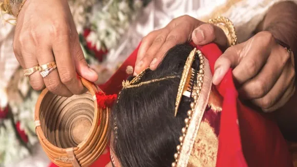 lady professor and student marriage in classroom of haringhata technology university,lady professor and student marriage,nadia,haringhata,west bengal news,ক্লাসরুমে অধ্যাপিকাকে সিঁদুর পরালেন ছাত্র,হরিণঘাটা,অধ্যাপিকাকে সিঁদুর পরালেন ছাত্র