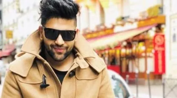 মহিলা ভক্ত চুমু খেতেই কী করলেন?