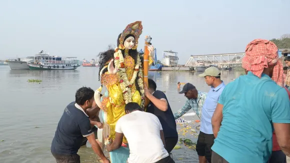 Saraswati Puja Immersion: বাবুঘাটে সরস্বতী প্রতিমার বিসর্জন