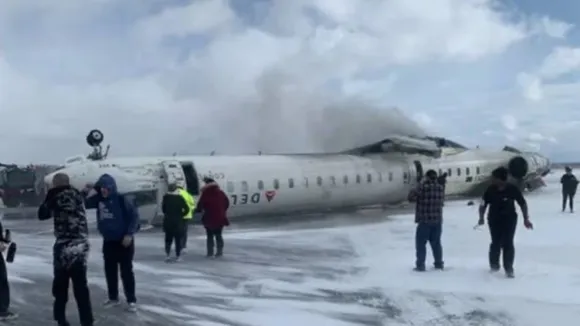 Delta Airlines Plane Crash: অবতরণের সময় নিয়ন্ত্রণ হারিয়ে আছড়ে পড়ল যাত্রিবাহী বিমান