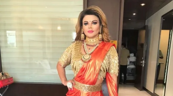 ২০ জনকে উমরাহে পাঠালেন রাখি, রমজানে ইফতারের খাবার বিতরণ