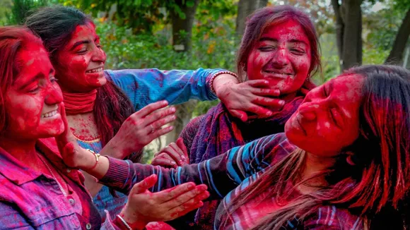 Holi Skin Care Tips: হোলির রঙে উপস্থিত রাসায়নিকগুলি ত্বকের অনেক ক্ষতি করে