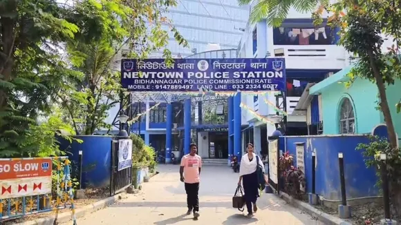 2 arrested for assaulting and molesting female police officer at Newtown police station: নিউটাউন থানায় মহিলা পুলিশ অফিসারকে মারধর,শ্লীলতাহানির অভিযোগে গ্রেফতার ২