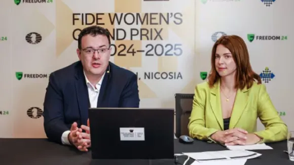 FIDE CEO: সাইপ্রাস মহিলা গ্র্যান্ড প্রিক্স চলাকালীন ইউক্রেনের দাবা খেলোয়াড় এবং সাংবাদিক আনাস্তাসিয়া কার্লোভিচের সঙ্গে ফিডের সিইও এমিল সুতোভস্কি