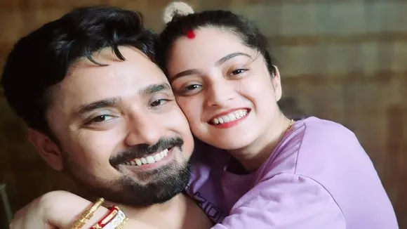 বিয়ের দ্বিতীয় মাস পূর্তির আগেই আদুরে মুহূর্তে রুবেল-শ্বেতা