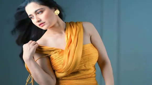 রমজান মাসে খোলামেলা পোশাকে সাহসী ফটোশুট