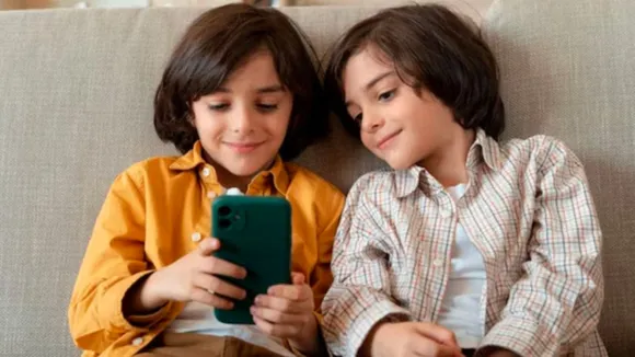 Kids Phone Addiction: বাচ্চারা প্রতিটি বিষয়ে ফোনের ওপর নির্ভরশীল হয়ে পড়ছে