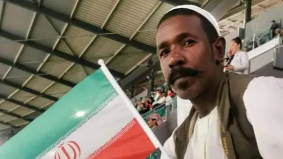 Iran's Football Lover: গ্যালারিতে তাঁদের দেশের পতাকা হাতে ইরানের ফুটবলপ্রেমী