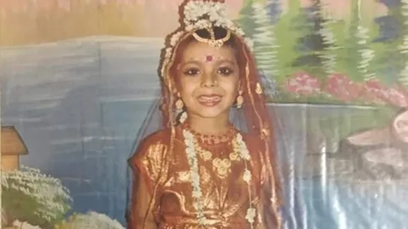 ঝিকিমিকি জামা-ঝলমলে হাসি, টলিপাড়ার এই সফল অভিনেত্রীকে চিনতে পারছেন?