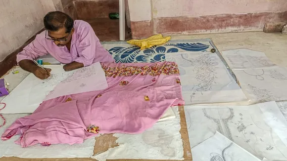 Saiful Islam of Barasat is doing embroidery work with one hand, বারাসত, এমব্রয়ডারি