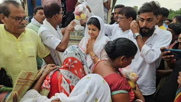 tmc pm Mausam Noor saved by sailors whole visiting floded area of malda Chanchal,মালদহ বন্যা পরিস্থিতি, মৌসম নূর