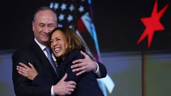 Husband Doug Emhoff, U.S. Vice President Kamala Harris, কমলা হ্যারিসের স্বামী ডগ এমহফ, মার্কিন ভাইস প্রেসিডেন্ট কমলা হ্যারিস,