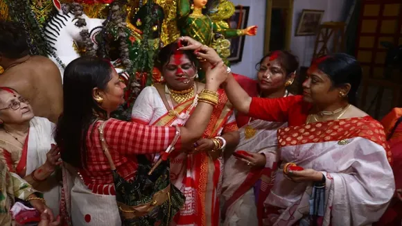 Sindur Khela, Vijayadashami 2024 rituals and culture: উমার বিদায়বেলায় কেন সিঁদুর খেলা হয়?