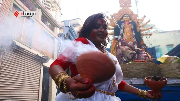 Durga Puja 2021: Women dances with Dhunuchi