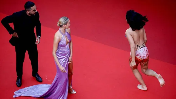 Semi naked Protester in Cannes, Cannes Film festival, কান ফিল্ম ফেস্টিভ্যাল, কান-এর মঞ্চে অর্ধনগ্ন মহিলা, ইউক্রেনীয় মহিলার প্রতিবাদ কান ফিল্ম ফেস্টিভ্যালে, bengali news today