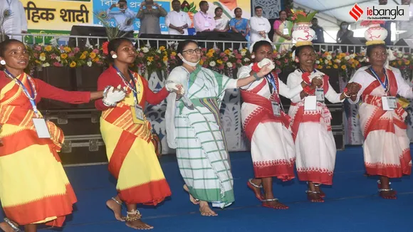 mamata banerjee dancing with adibasis in alipurduar, আদিবাসীদের সঙ্গে নাচলেন মমতা