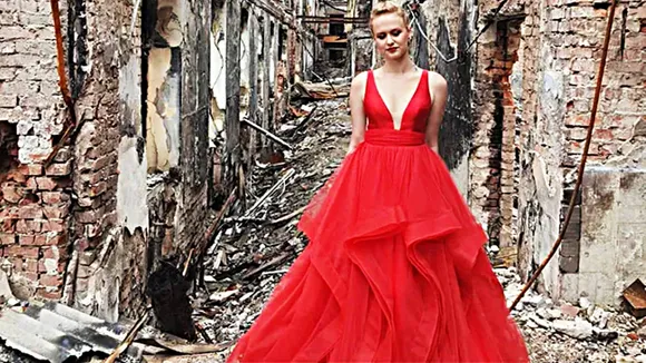 ukraine, russian invasion on ukraine, ukraine graduates dance in school ruins, ukraine girl prom photo ruins, indian express