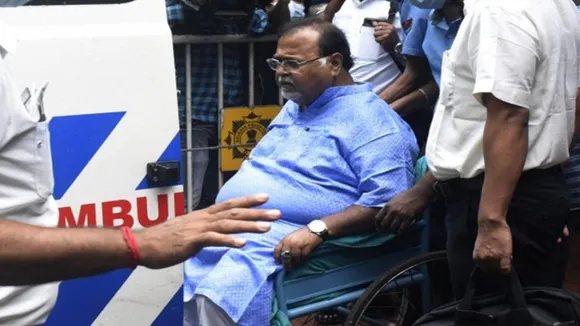 protests started as soon as partha chatterjee arrived at bhubaneswar aiims, পার্থ চট্টোপাধ্যায়কে দেখেই ভুবনেশ্বর এইমসে বিক্ষোভ