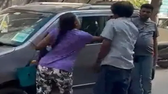 E-rickshaw Driver,Noida,Video,Viral,viral video,social media,Noida Police