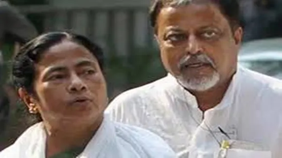 Mukul Roy is active again in tmc holding the hand of Mamata Banerjee?