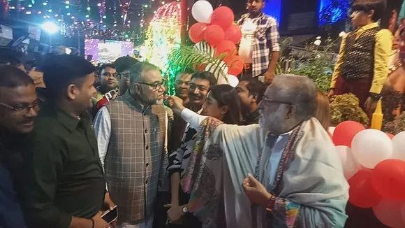 tmc mp Sudip banerjee fed cake to baranagar mla Tapas roy kunal ghosh shere picture, তাপসকে কেক খাওয়ালেন সুদীপ