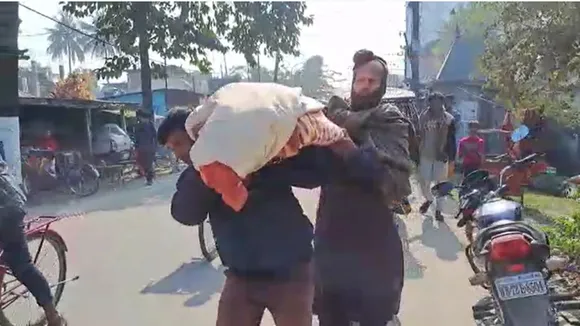 son and husband carries dead body on shoulder for for cremation in jalpaiguri, জলপাইগুড়িতে অর্থাভাবে মহিলার দেহ কাঁধে হাঁটলেন স্বামী-ছেলে